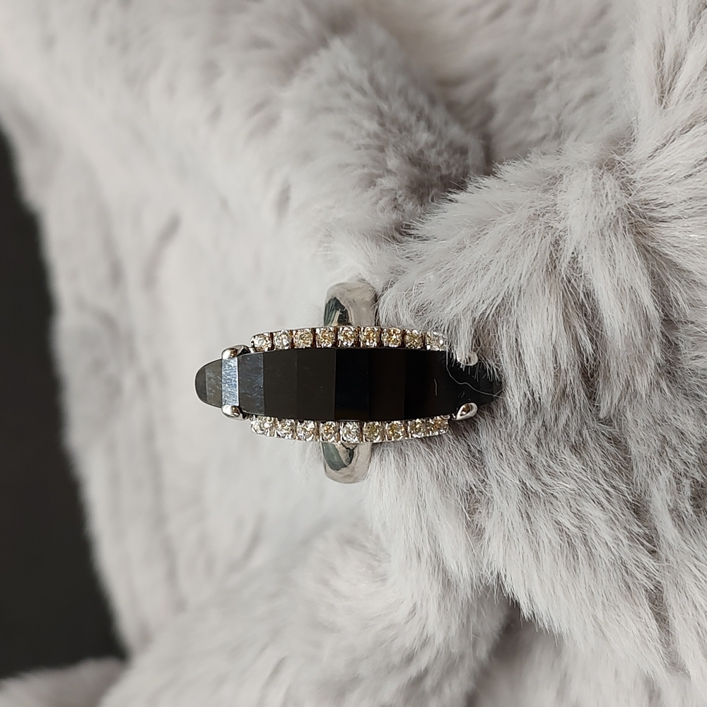 Statement Black stone